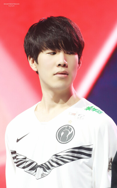 十三水里的“博弈论”：在已知对手喜好的情况下如何反针对？（当你掌握对手偏好时，十三水如何精准反制？）